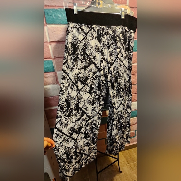 Xhilaration Monochrome Floral Pants - Picture 2 of 4